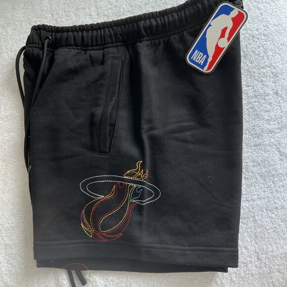 NWT Official NBA Unisex Miami heat Mash up flame Embroidered fleece Shorts Small - Picture 5 of 5
